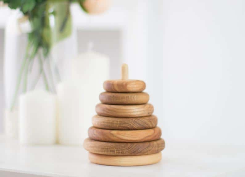 Houten stapeltoren rond