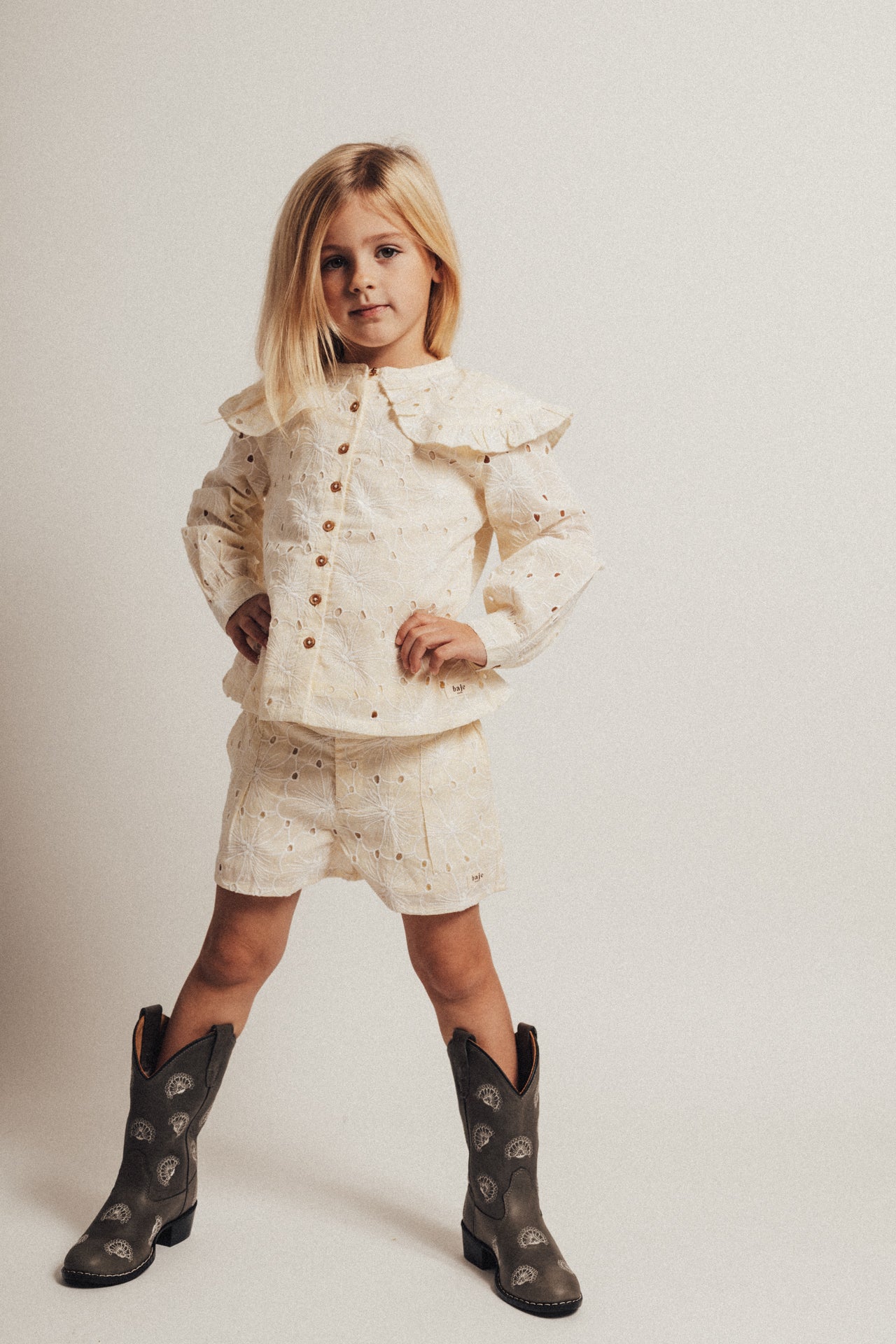 Baje Studio - embroidery flower short Cabril - crème oat