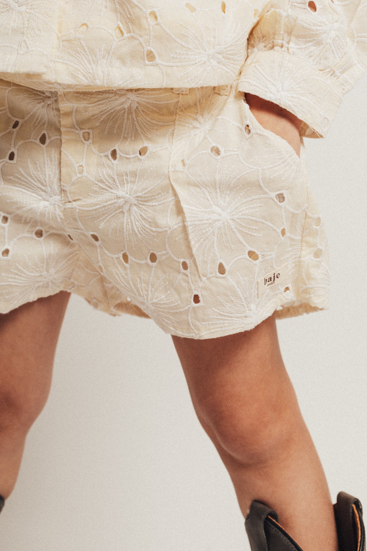 Baje Studio - embroidery flower short Cabril - crème oat