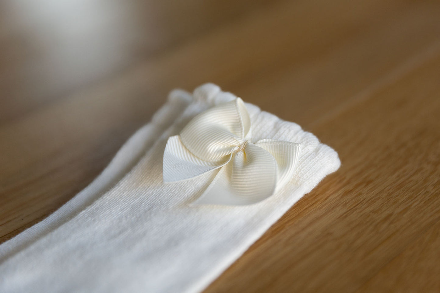 Kniekousen met strik - parel