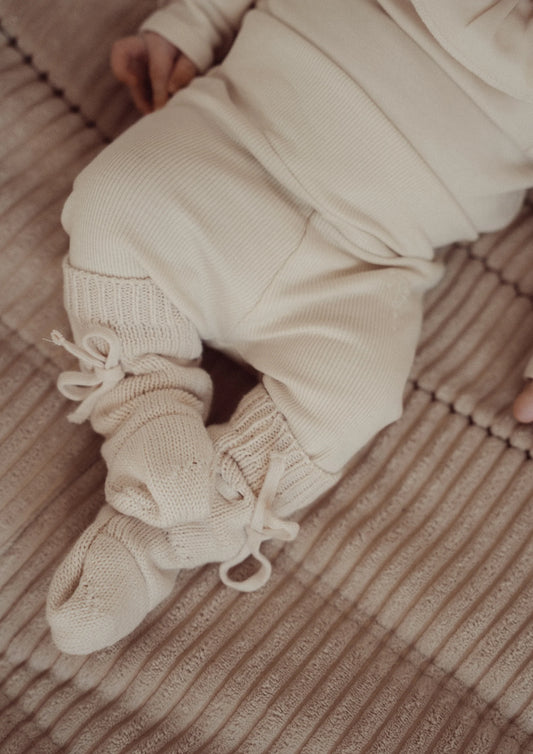 Two You Label - knitted baby booties Beau - beach