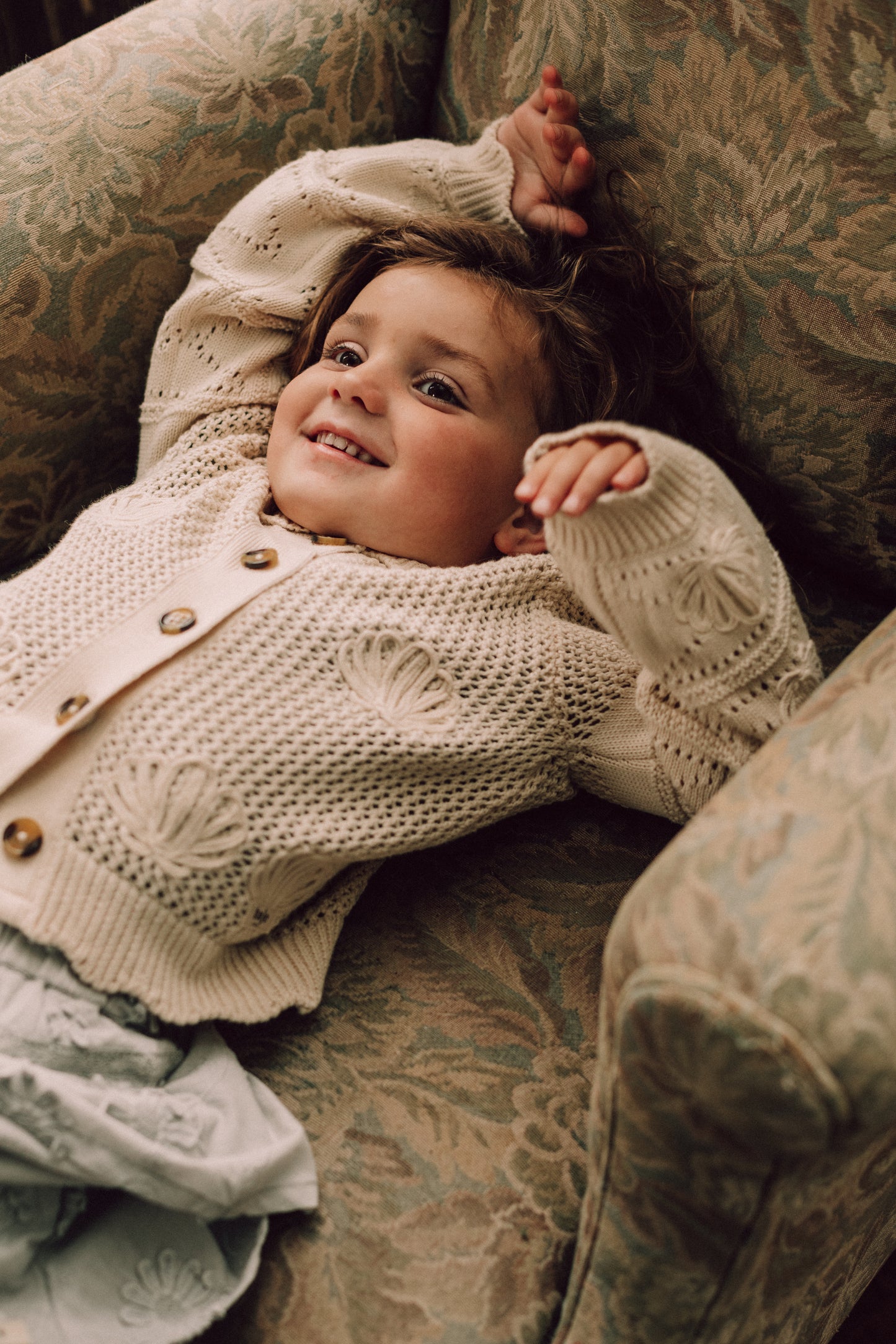 Baje Studio - knitted cardigan Moon shells - crème oat