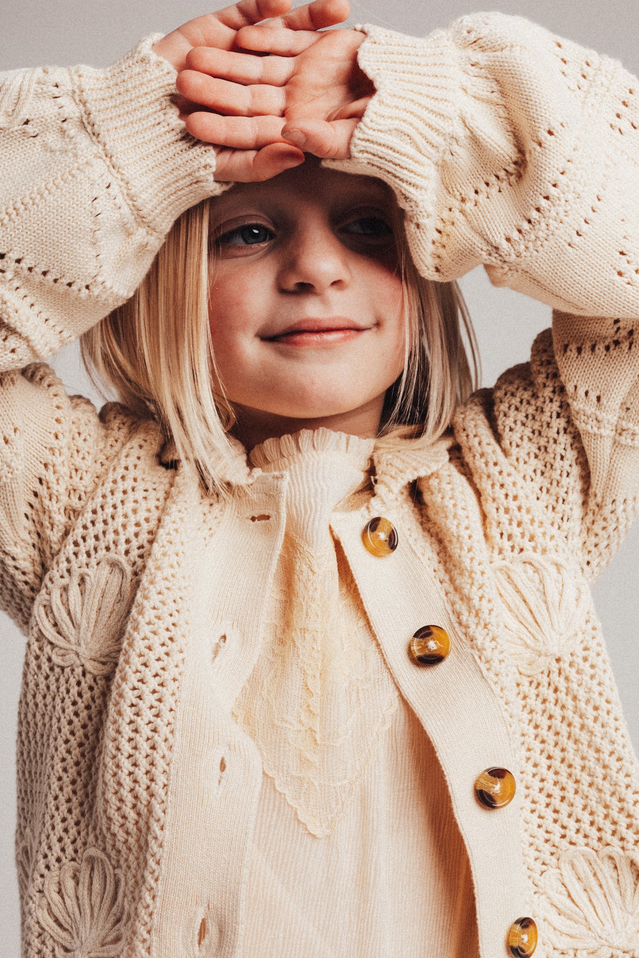 Baje Studio - knitted cardigan Moon shells - crème oat
