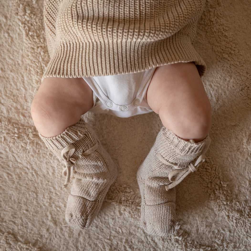 Two You Label - knitted baby booties Beau - oat