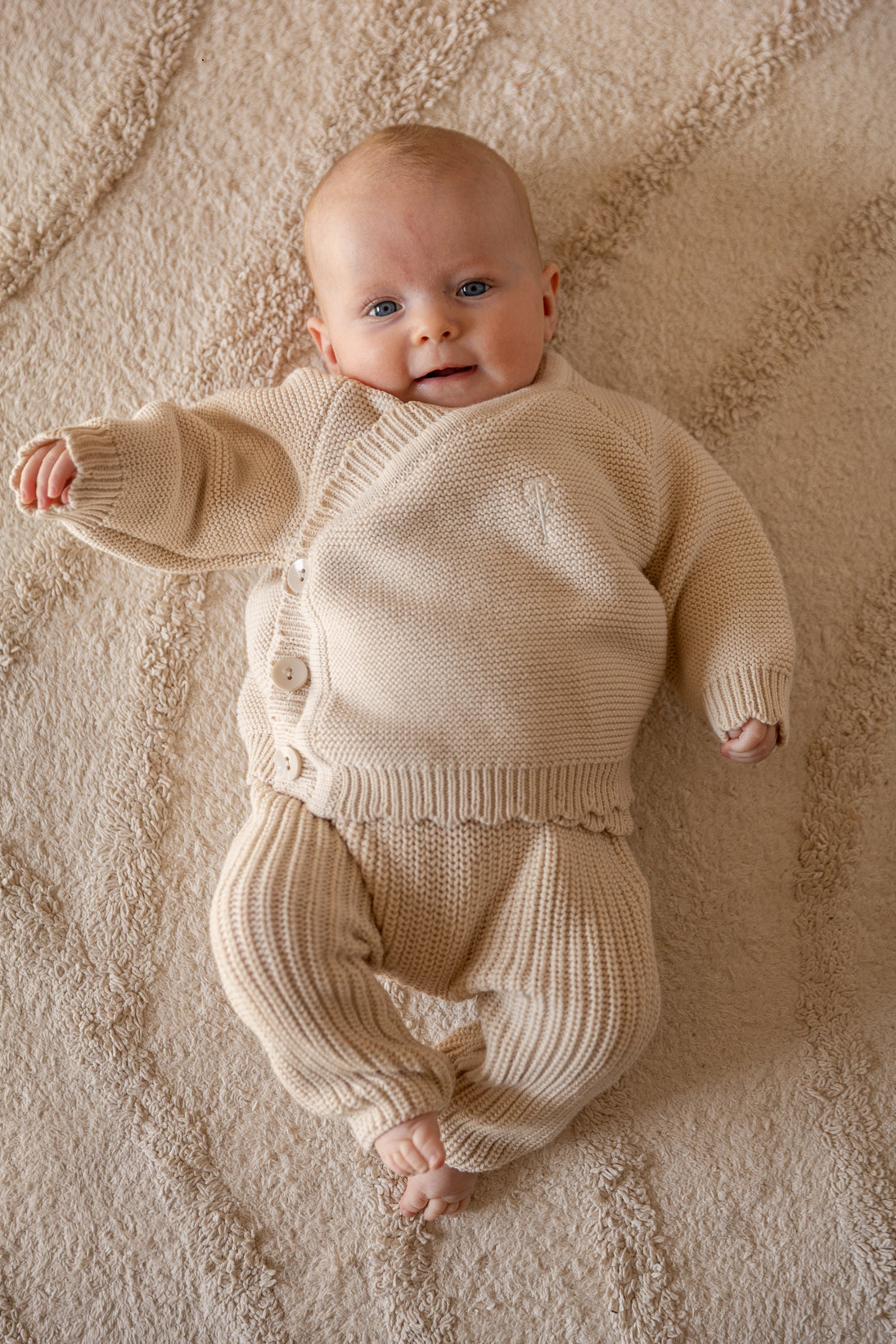 Two You Label - knitted baby cardigan Beau - beach