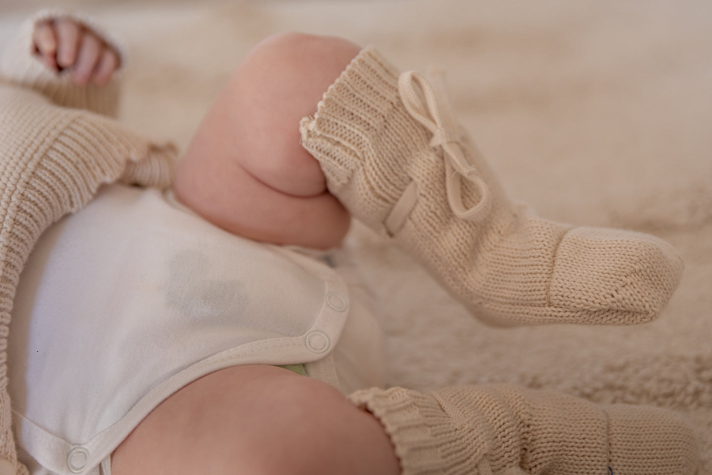 Two You Label - knitted baby booties Beau - beach