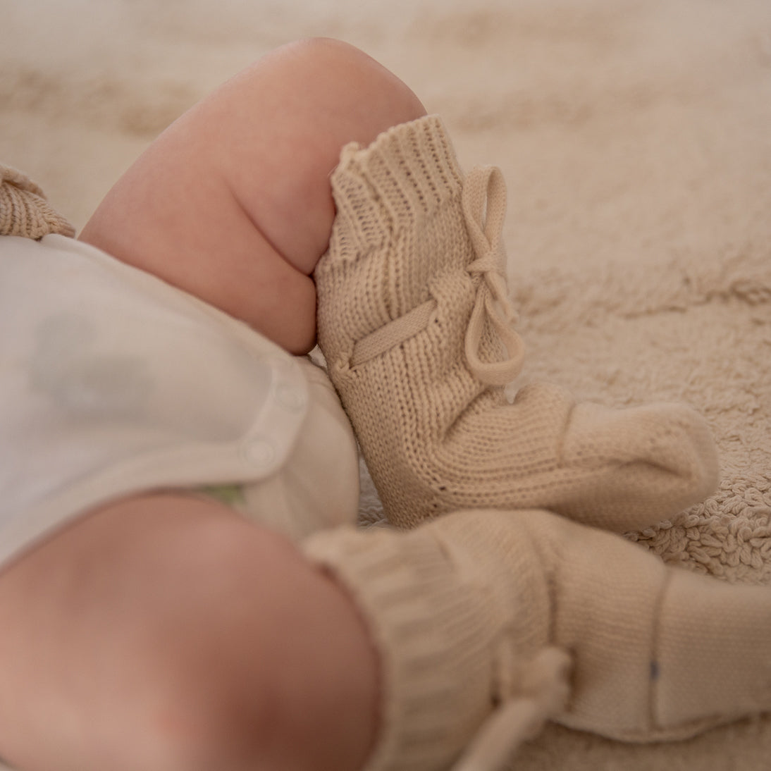Two You Label - knitted baby booties Beau - beach
