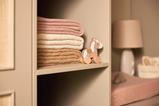 Houten paard op wielen