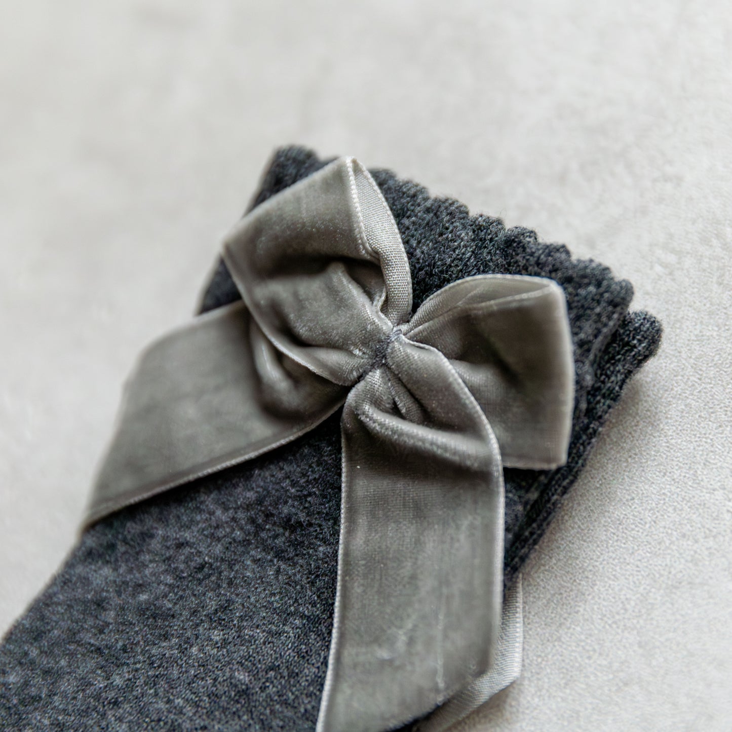 Kniekousen met velvet strik - antraciet