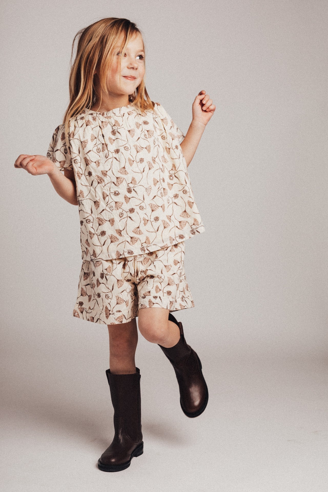 Baje Studio - flower short Rosa - crème oat