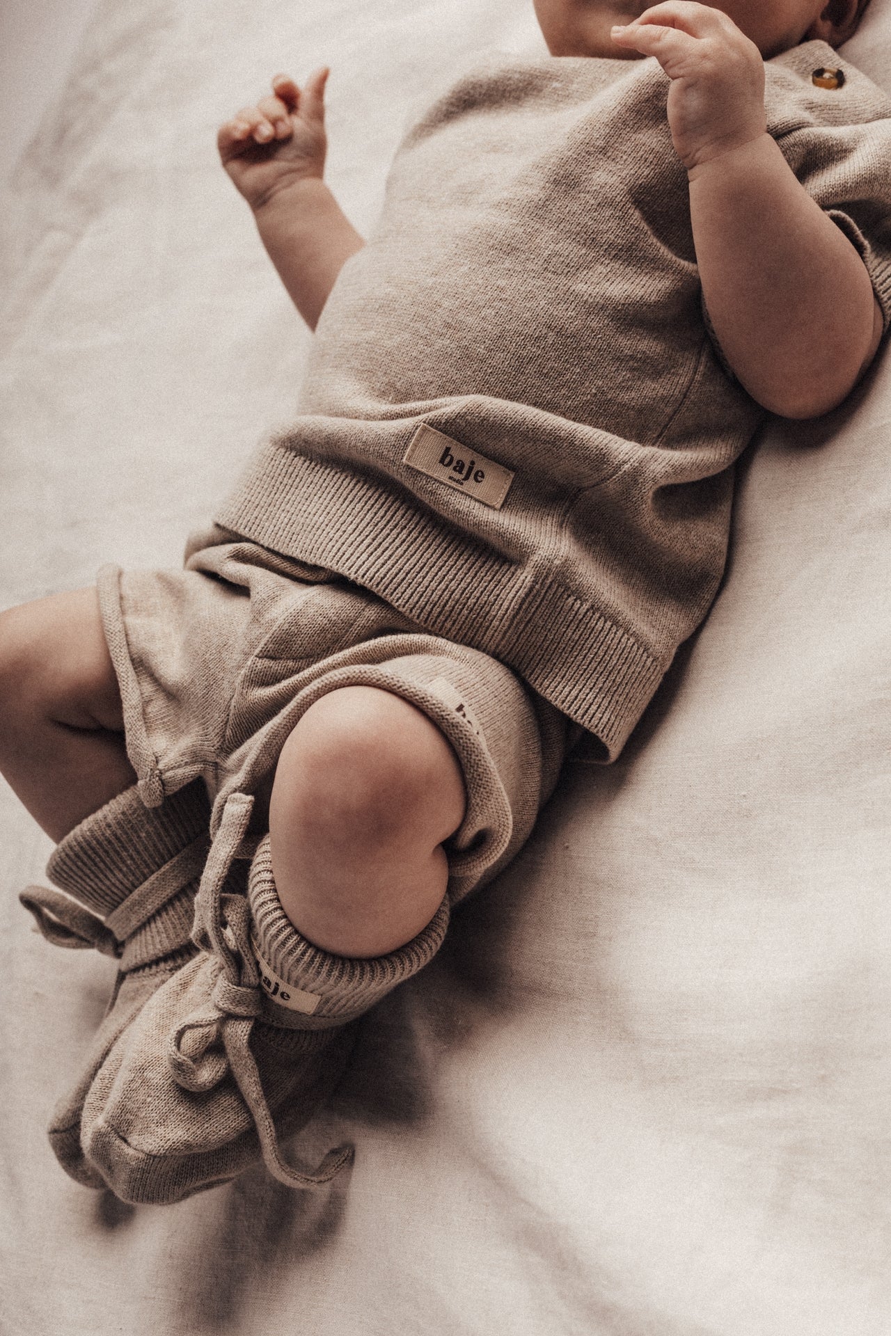 Baje Studio - knitted shortsleeve baby Cruz - sand melange