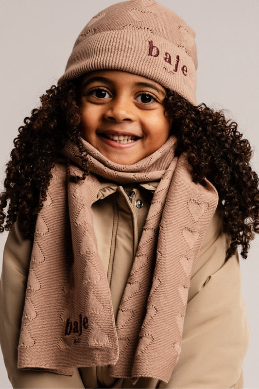 Baje Studio - knitted heart hat Snow - peach almond