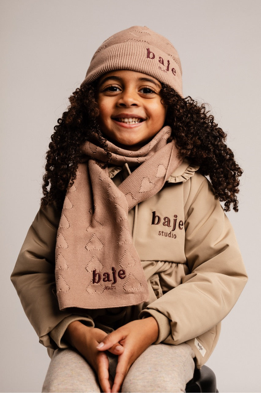 Baje Studio - knitted heart hat Snow - peach almond