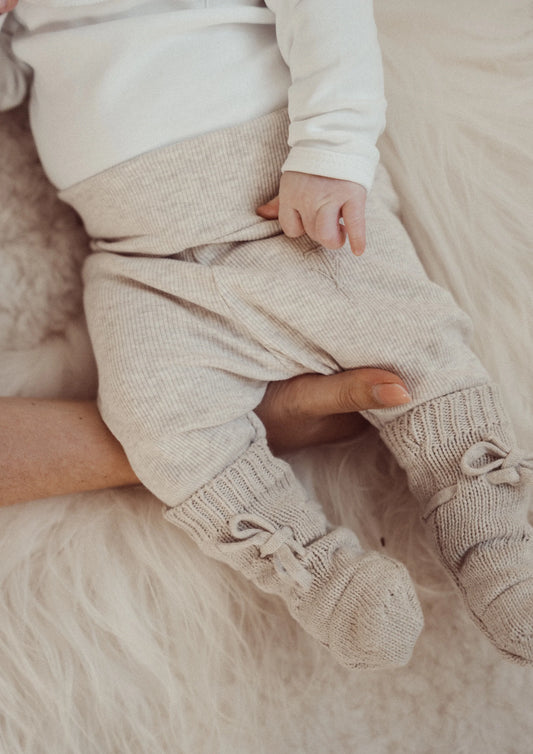Two You Label - knitted baby booties Beau - oat