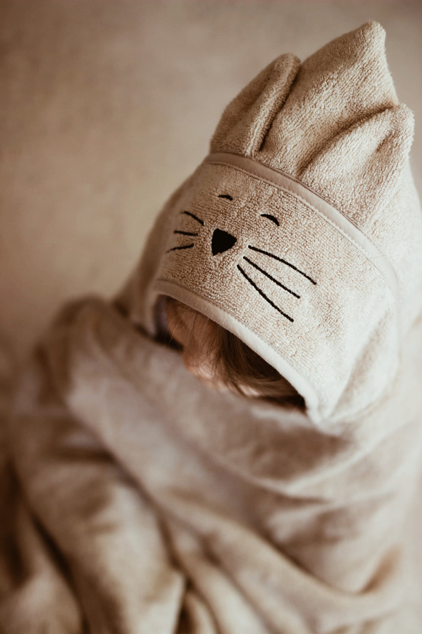 Badcape kat ~ beige ~ 140x70cm