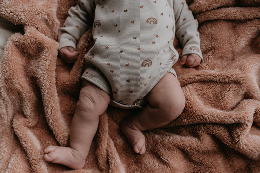 Snooze Baby - overslag romper rainbow