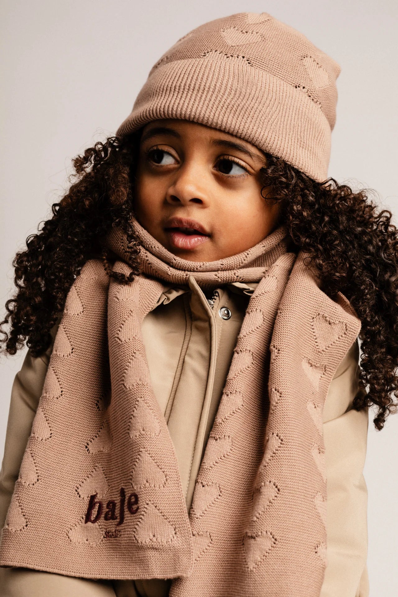 Baje Studio - knitted heart hat Snow - peach almond