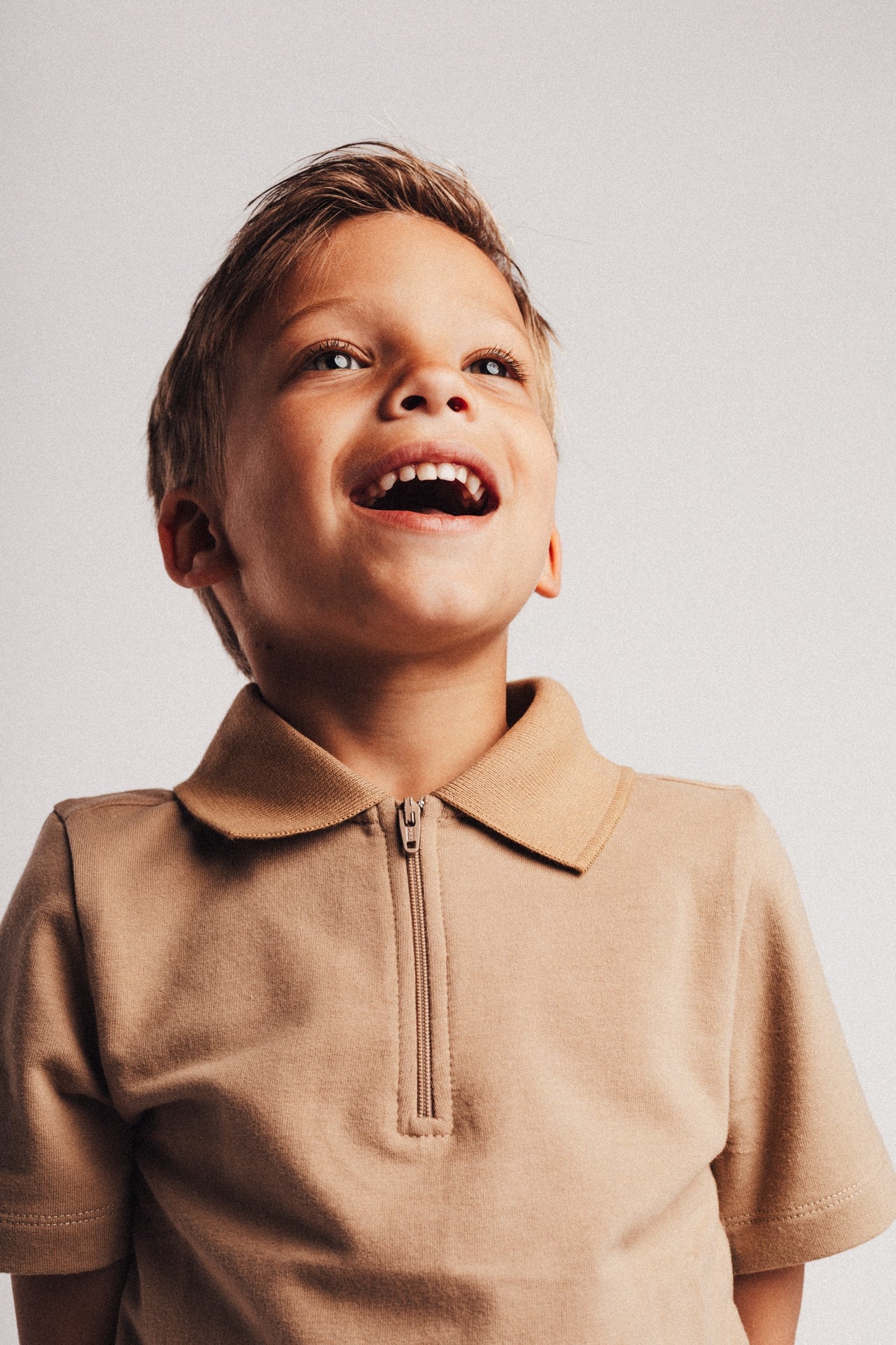 Baje Studio - zipper polo Hervas - taupe cafe