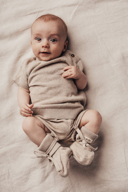 Baje Studio - knitted shortsleeve baby Cruz - sand melange