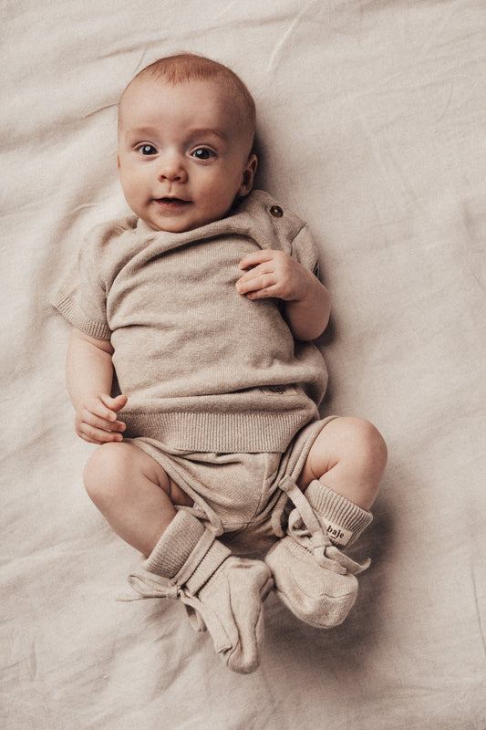 Baje Studio - knitted shortsleeve baby Cruz - sand melange