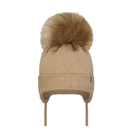 Gebreide muts met pompon ~ beige